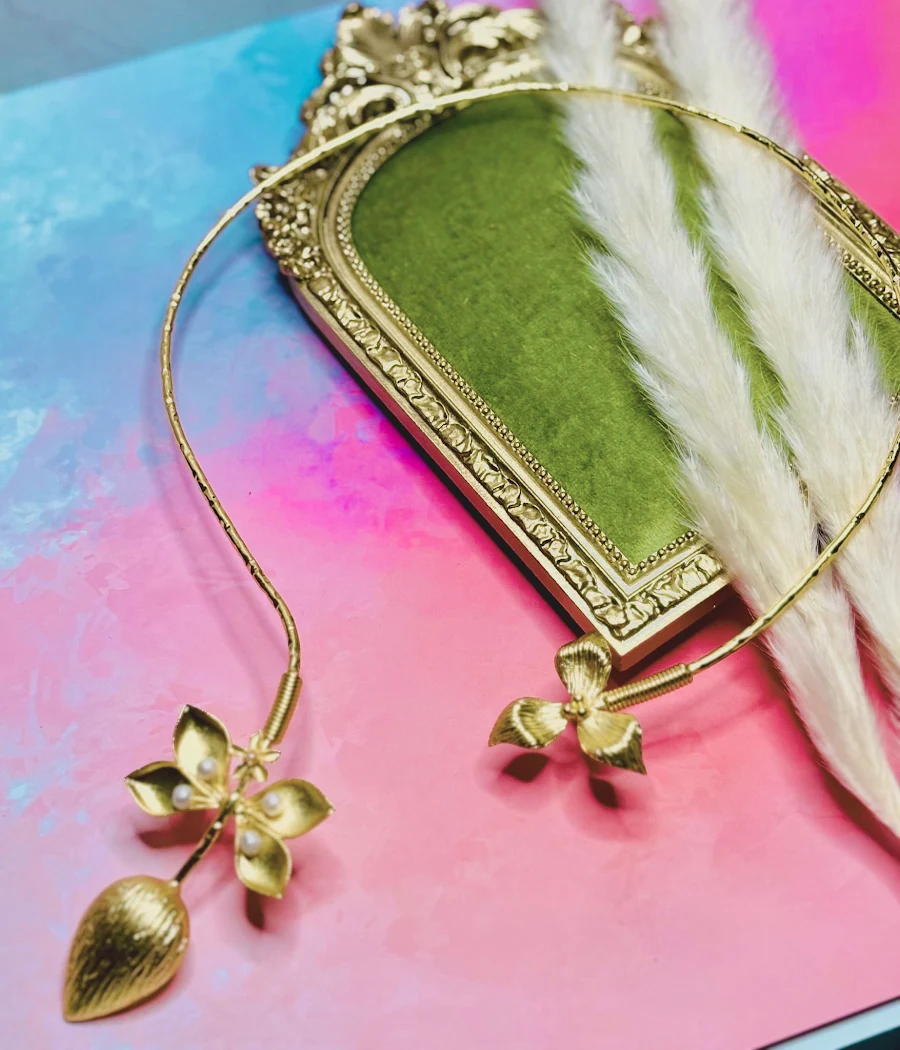 Petal Kiss Collar Necklace