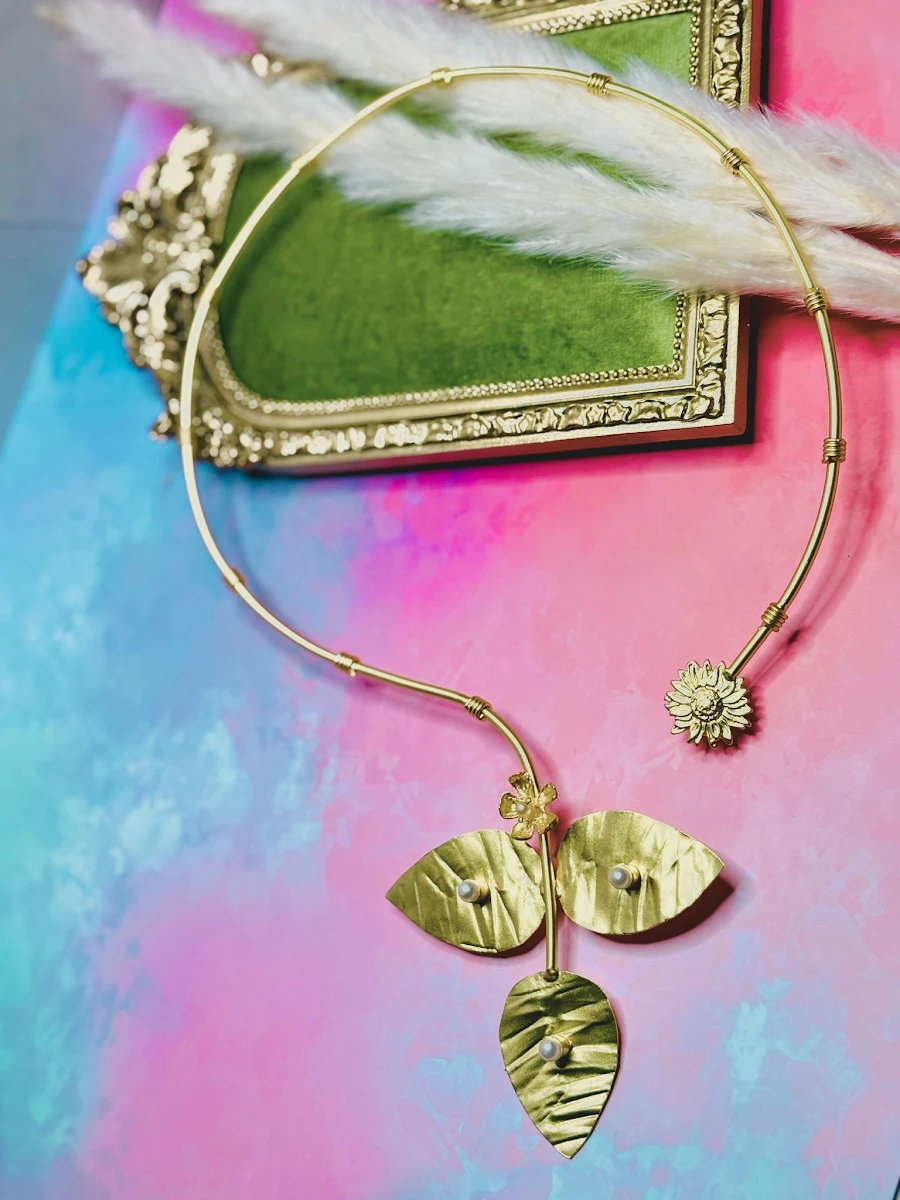 Sunlit Laurel Collar Necklace